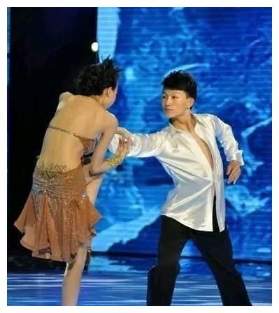 跳舞跳的太投入不知自己走光, 事后表示: 没办法, 这是性感的代价
