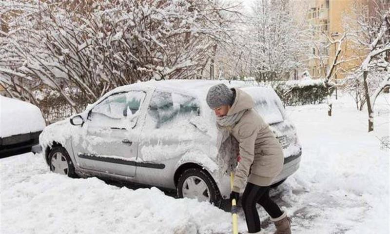 冬天开车“打死”别做这3件事，轻则拉缸，重则伤人！