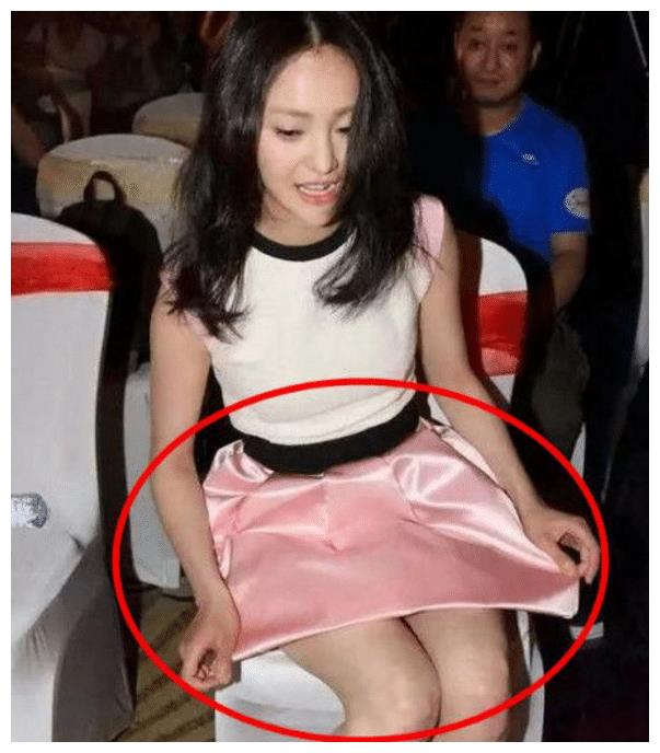 郑爽在出席活动时穿了一件小粉裙,裙子十分的短坐下来就很容易走光
