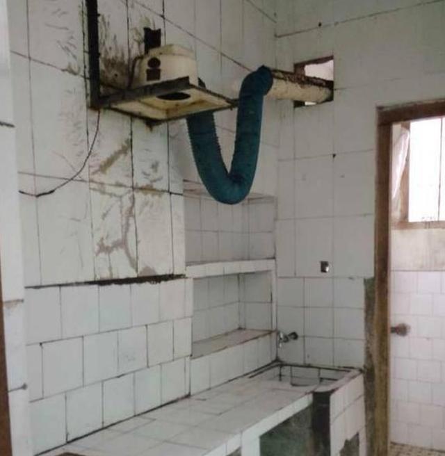老公月入一万却租了这么个破房子厨房和卫生间在一起太恶心