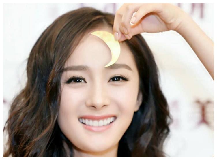 杨幂的治愈系笑容已经够美了,当看到她的笑容后,网友
