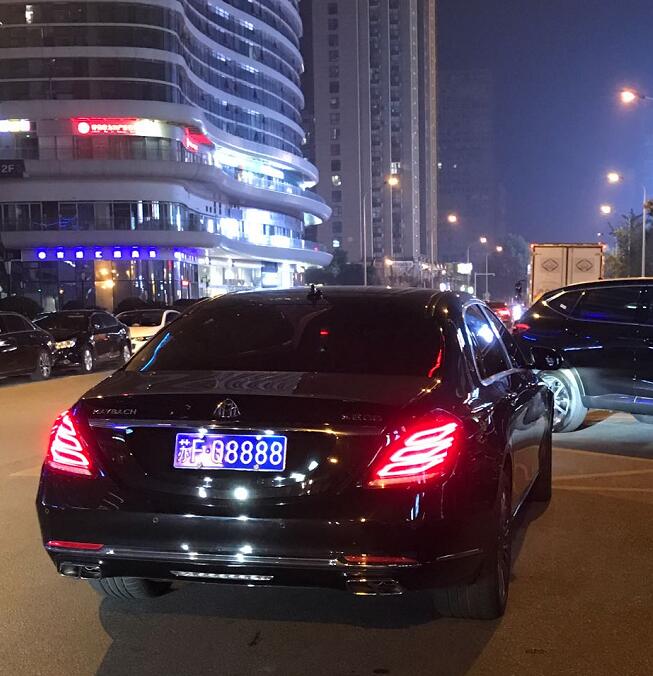 南通港闸区实拍迈巴赫S600，车牌