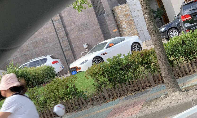 南通街头实拍阿斯顿马丁VantageS，前脸改装的很萌！