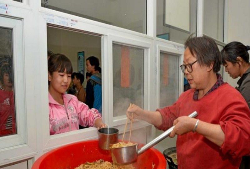 学校食堂大妈为什么手抖,食堂大妈说出了原因,内幕心酸到想哭!