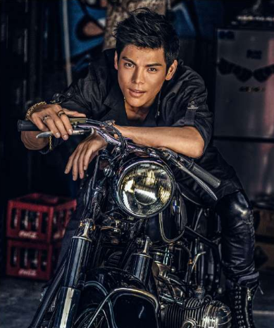 郭碧婷向佐牵手逛街,帽子口罩都没戴,是拍拖还