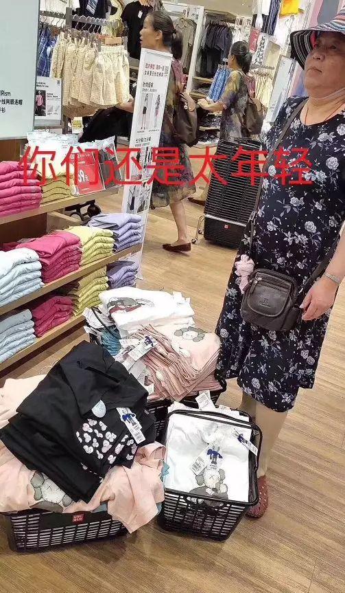 国金中心惊现抢衣大战!优衣库遭疯抢!店员被吓哭!
