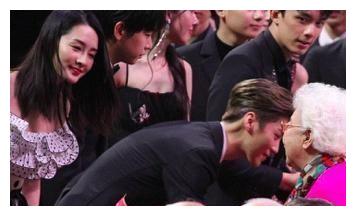 鹿晗陈赫与关晓彤妈妈打招呼，关妈妈区别对待，网友：难道认准了