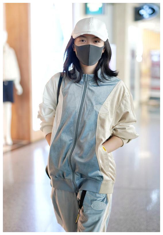 赵今麦有多怕冷?羽绒服搭配"秋裤"走机场,这体重真的不过百?
