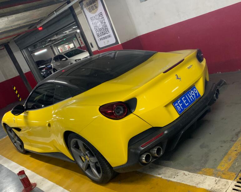 南通星光耀广场实拍法拉利Portfolio跑车，回头率100%！