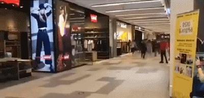 国金中心惊现抢衣大战!优衣库遭疯抢!店员被吓哭!