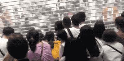 国金中心惊现抢衣大战!优衣库遭疯抢!店员被吓哭!