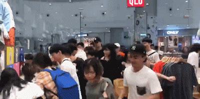 国金中心惊现抢衣大战!优衣库遭疯抢!店员被吓哭!