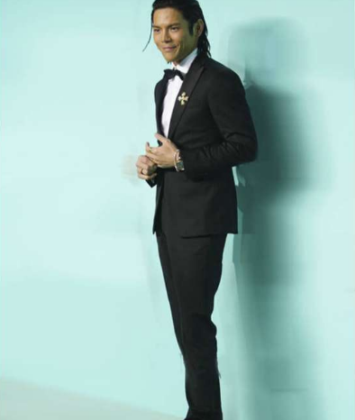 郭碧婷向佐牵手逛街,帽子口罩都没戴,是拍拖还