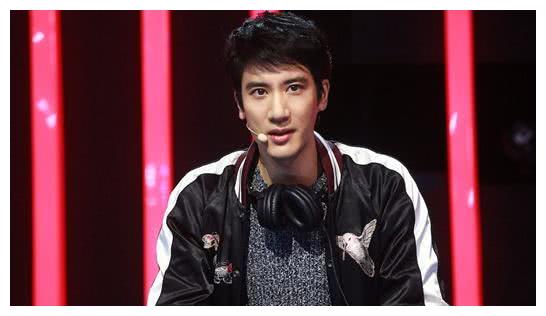 王力宏迪拜度假,被认成粉丝请上台唱歌,主持人