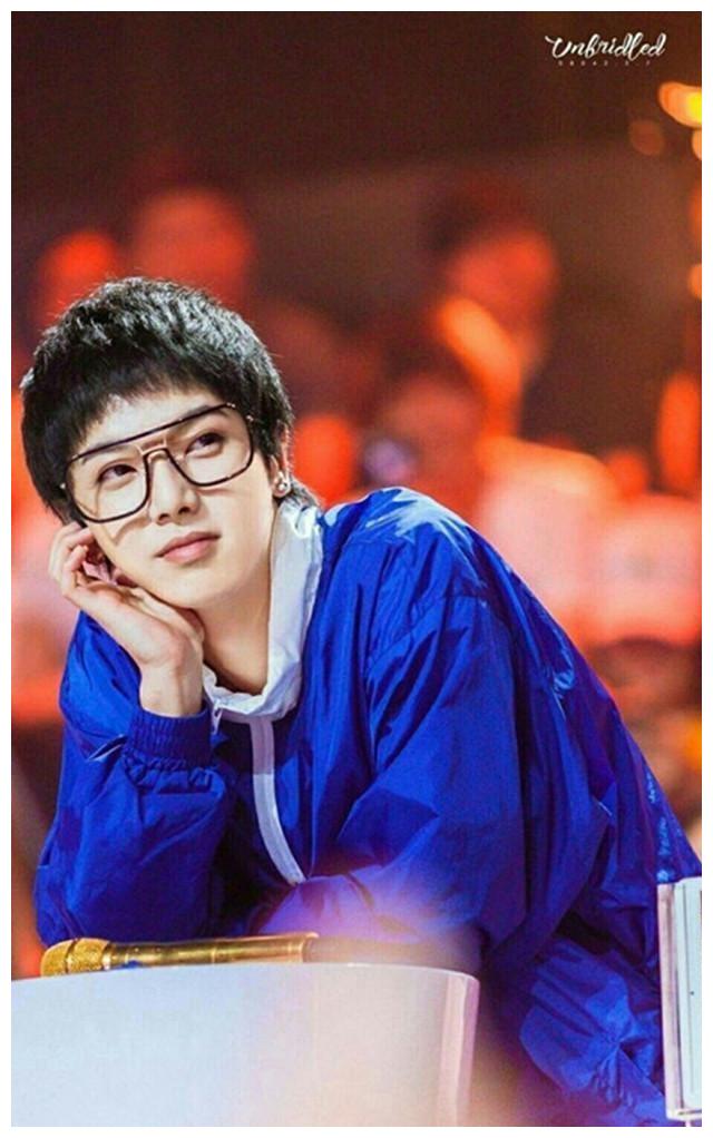 华晨宇出道前照片和现在反差大,与张杰从土变