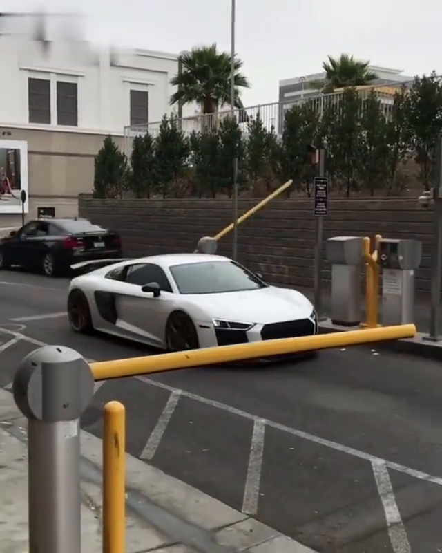 奥迪R8轻松过杆,停车费都不用缴!