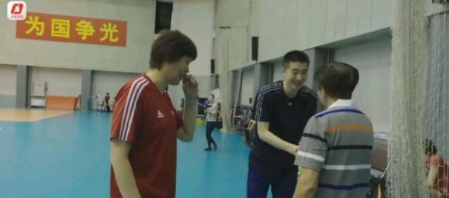 80岁宋世雄向女排将士鞠躬！郎平赶紧阻拦，朱婷1举动展高情商