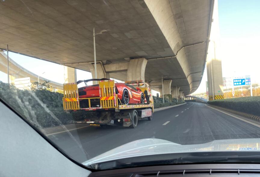 南通东方大道高架实拍兰博基尼Lp700跑车，大尾翼很拉风！