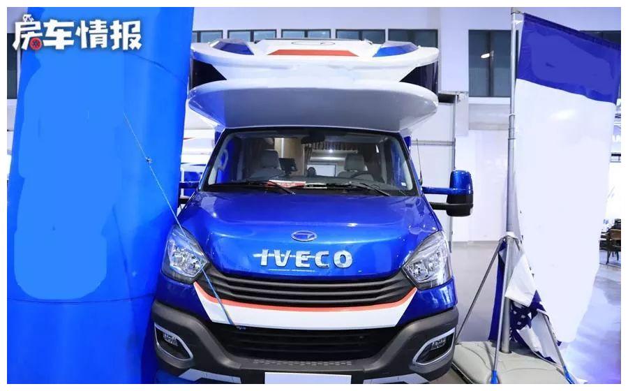 移动小两居！这款房车双拓展3张床家电配的齐，5人使用很宽裕