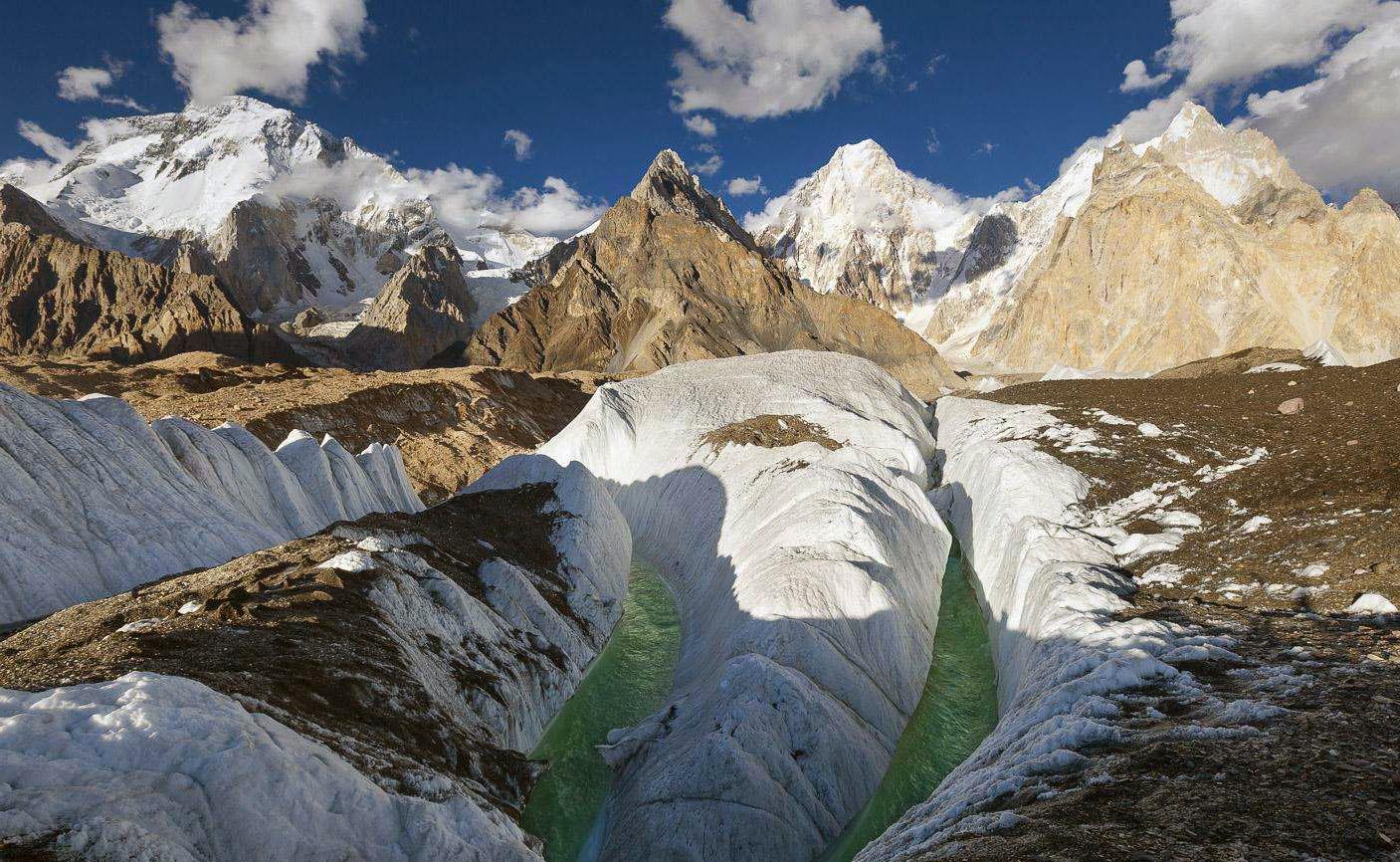 世界上第二高峰,仅次于珠穆朗玛峰,也在中国境内
