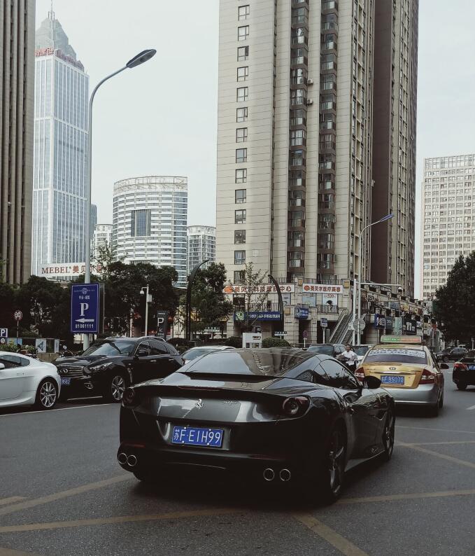 南通中南城实拍法拉利入门级跑车Portfolio！
