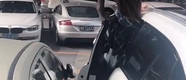 奔驰豪车被"夹住",美女车主的做法亮了,宝马车主:我怎么不行