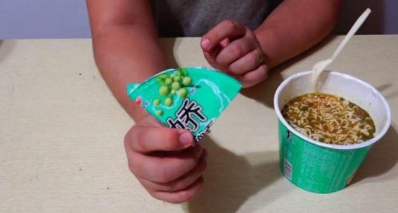 吃了20多年泡面，才知道原来包装上有个开关，后悔知道太晚了