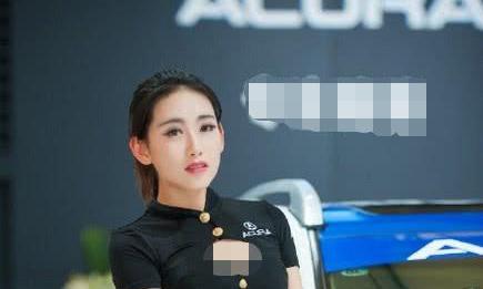 马自达车模穿包臀黑裙，显知性成熟，定不会令宅男失望