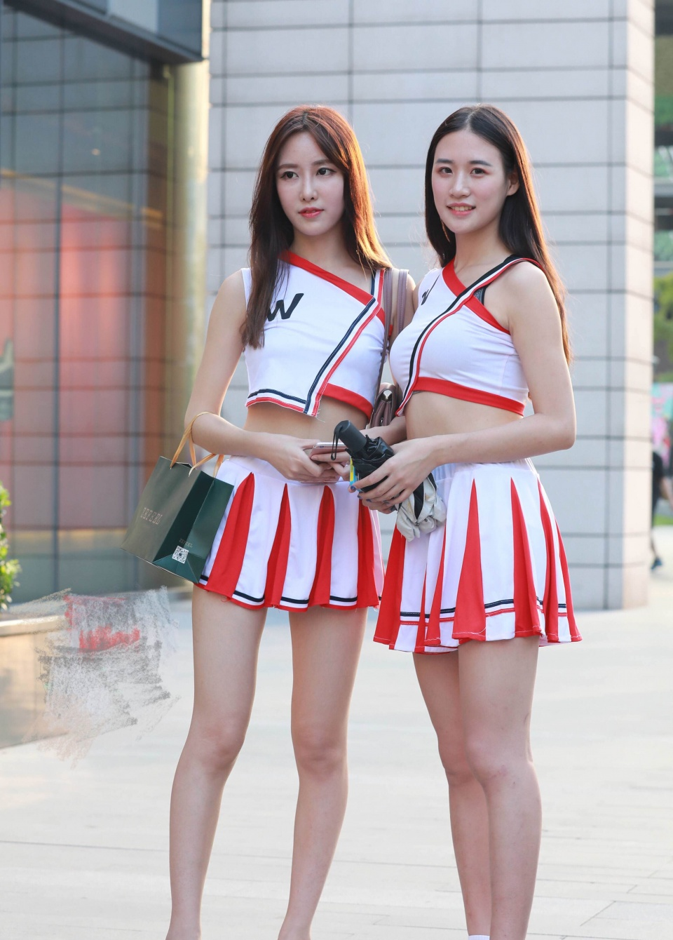 街拍穿同样衣服的两个美女,身材气质差不多,你更欣赏哪个