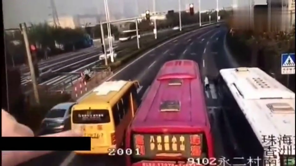 大货车失控侧翻,客车里众人传来悲惨叫声,监控拍下全过程