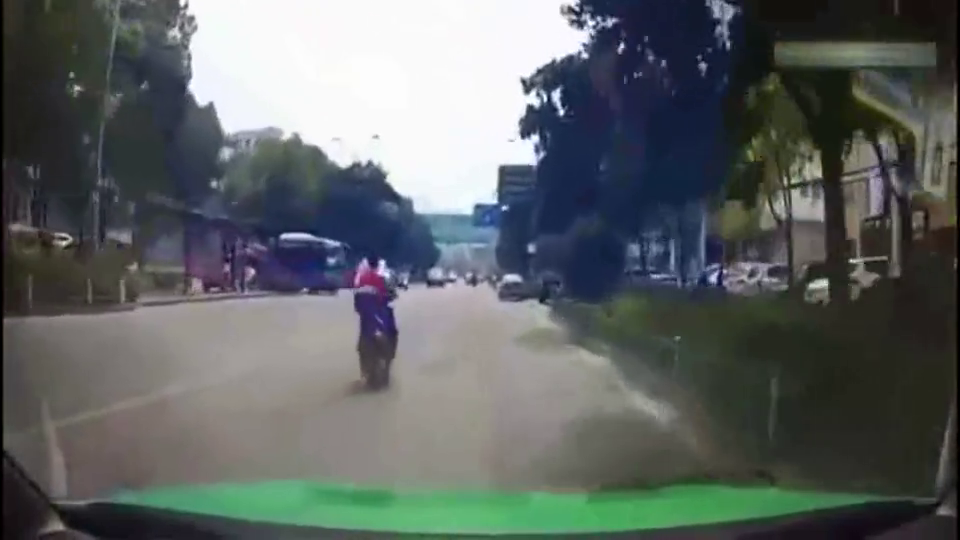 电动车男子和出租车互不相让,监控拍下他们后悔的一幕!