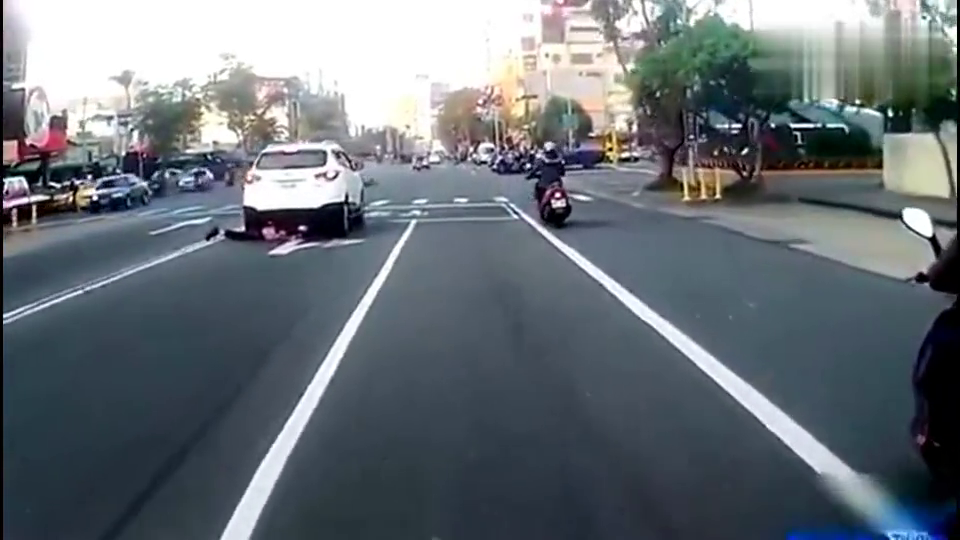 电动车摔倒后滑向小车车底,车主蒙圈了!