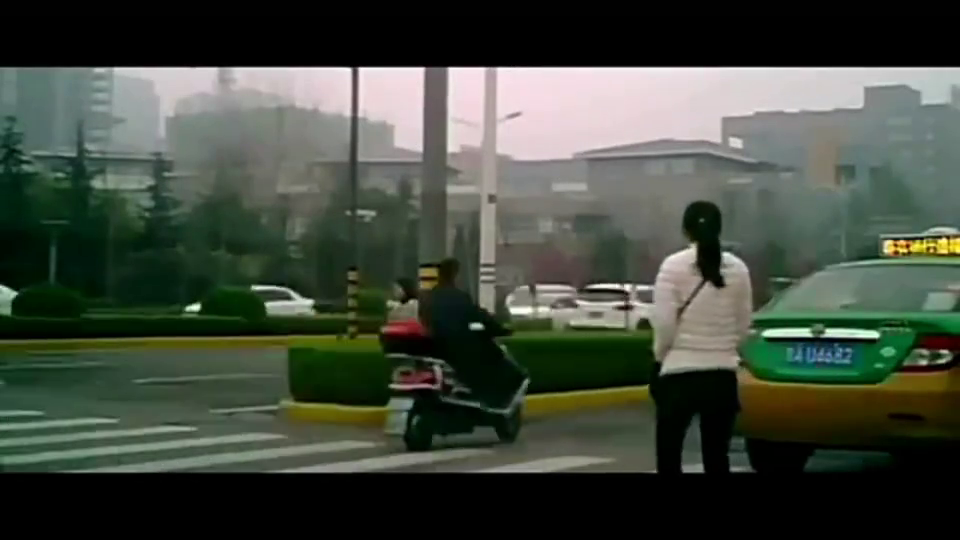 出租车老司机倒车不看道,险些压上等红灯的女子