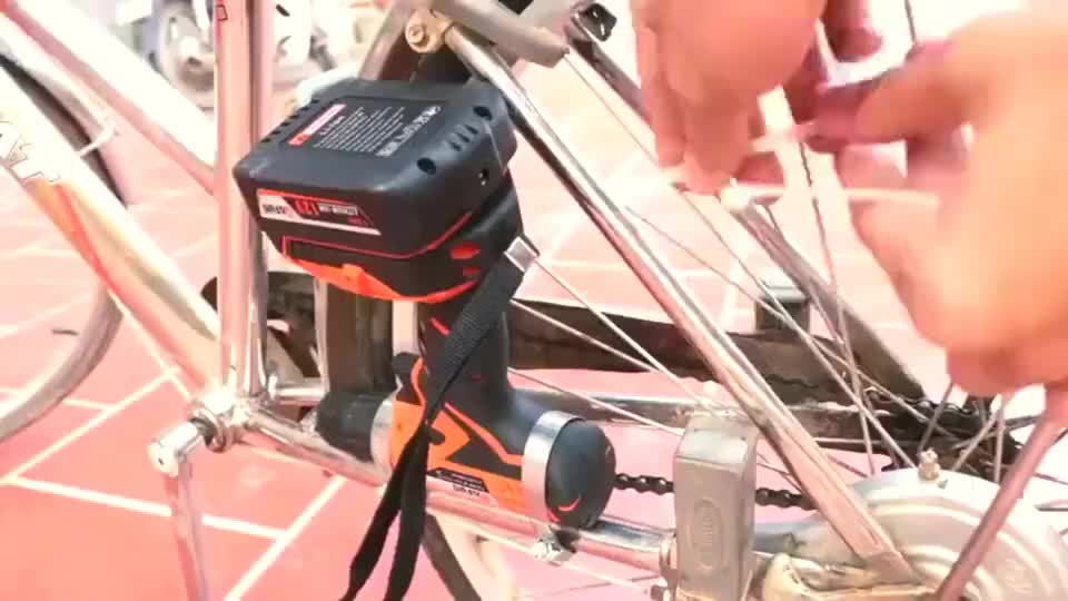 帅小伙脑洞大开把手电钻装上自行车瞬间变成电动车
