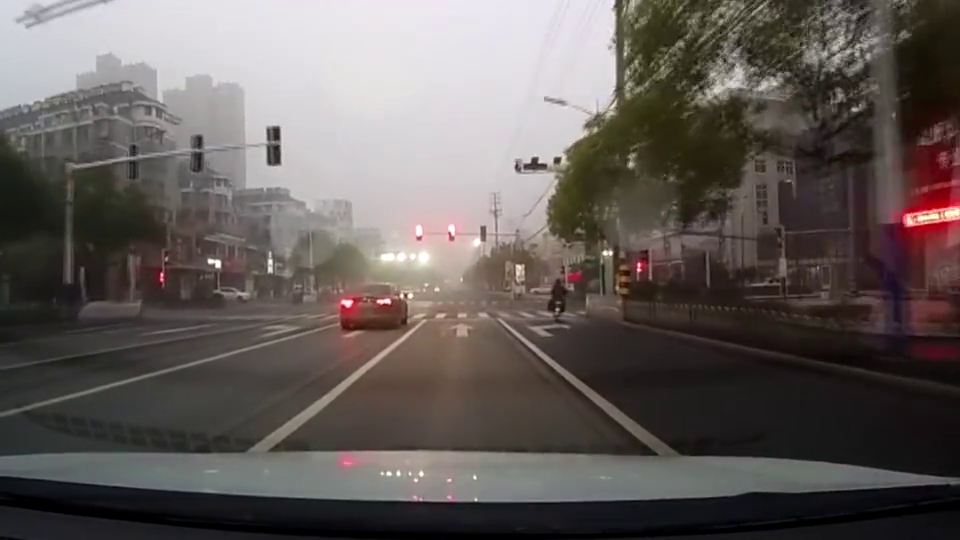 到路口一定要注意电动车,因为他们从来都不看信号灯的