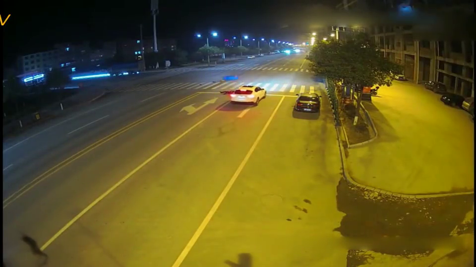 电动车夜间逆行，最终被撞付出惨痛的代价！