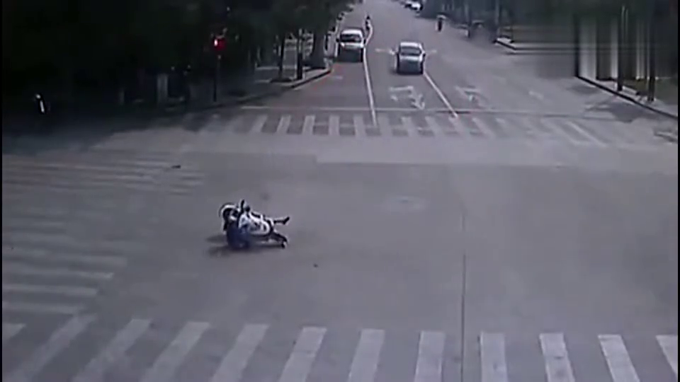 电动车和三轮车一起闯红灯,电动车本想着逃过一劫,但是高兴的太早