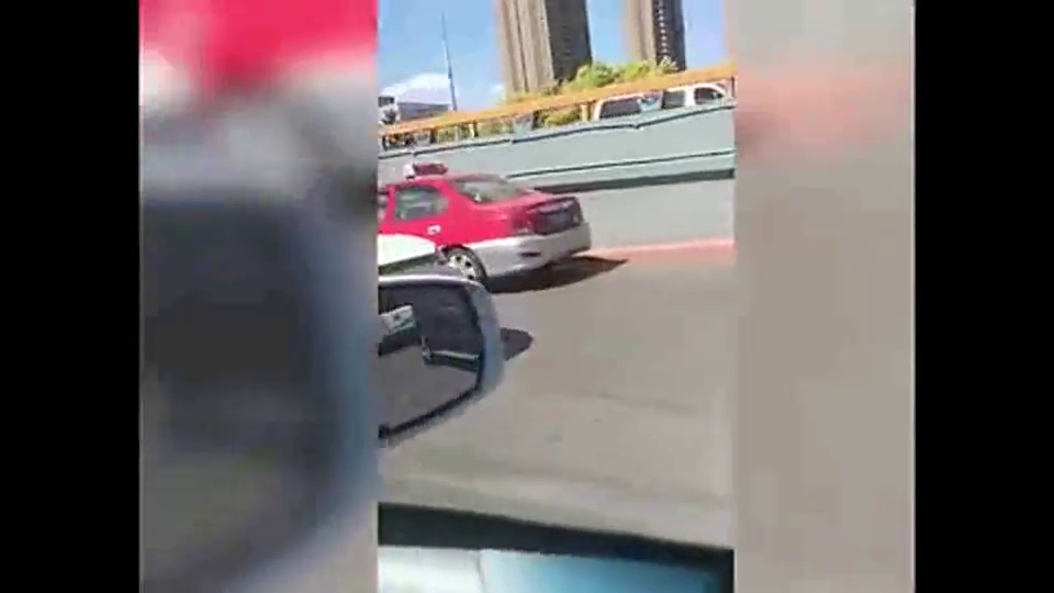 大热天,还开敞篷的跑车,你看这俩人在保时捷里晒得,好黑!