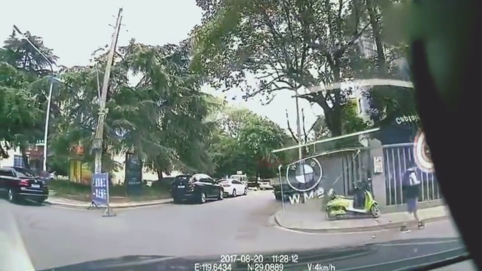 电动车大妈就这样撞了上来,宝马车主这下摊上事了!