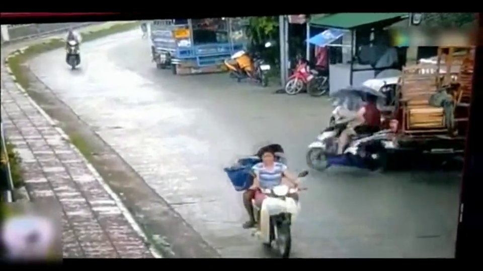 短裙小女孩打伞骑电动车,接下来的一幕万万没想到