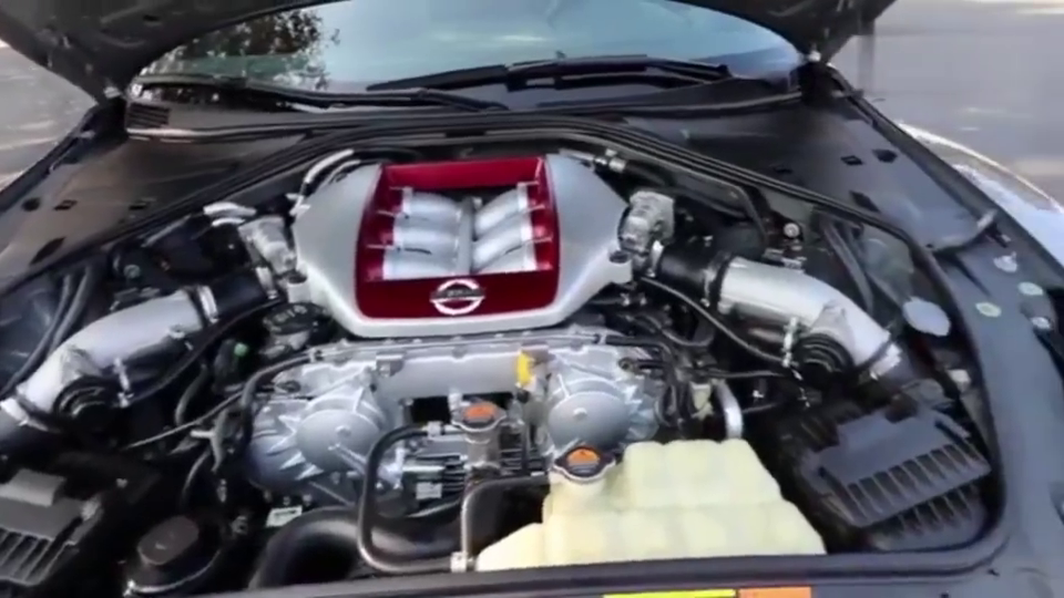 当战神GTR打开后备箱那一刻,所有的跑车都知道自己已经输了!