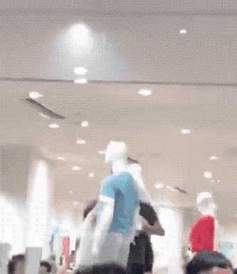 国金中心惊现抢衣大战！优衣库遭疯抢！店员被吓哭！