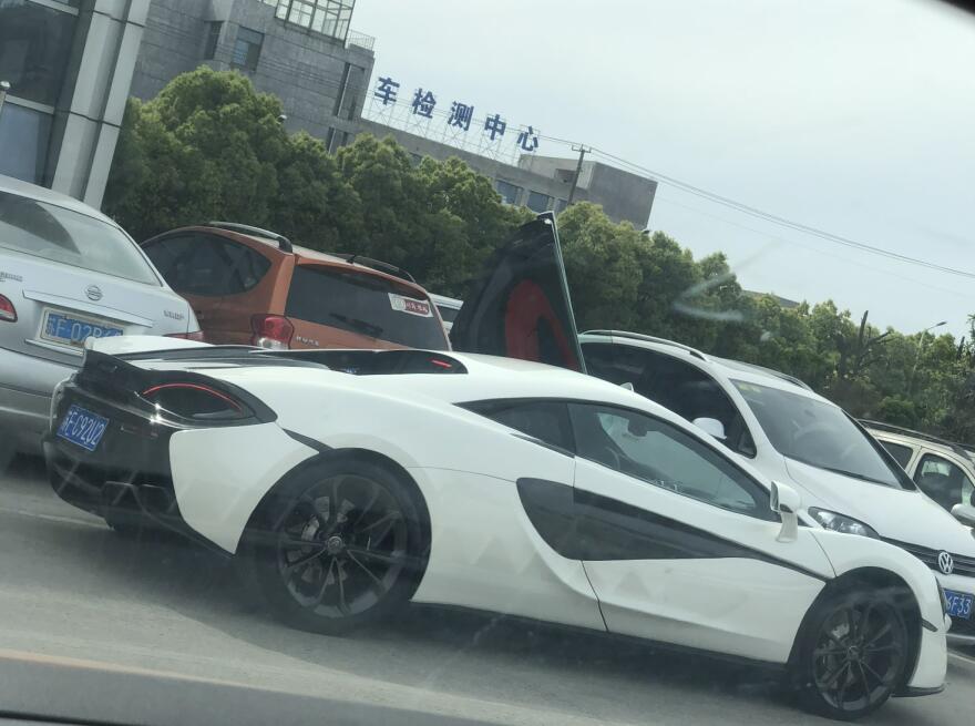 南通街头实拍迈凯伦入门级跑车，超跑范儿依旧十足！