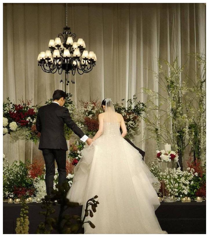 秋瓷炫于晓光现场婚礼照片曝出,跨国婚姻终圆满,歌手黄致列献唱