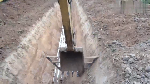第一视角拍摄挖掘机挖水渠，挖的干净又好看，老板一定很满意