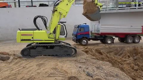 奔驰卡车翻沟里,挖掘机前去救援