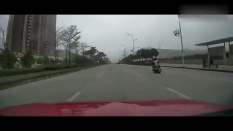 好好骑电动车不好吗就这车技还好意思在路边炫耀!