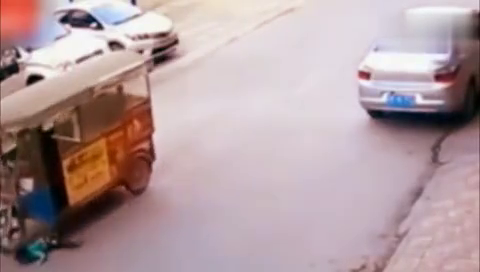 7岁孩子被电动车撞倒,躺在地上十几分钟,路人都选择视而不见!(1)