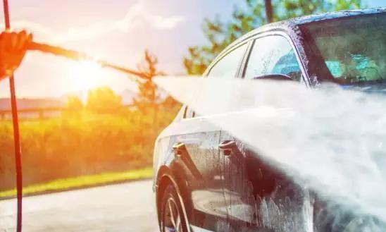 汽车保养 ｜ 自己洗车时，切记别只用清水洗车！