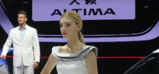 “混血”日产邀请金发车模，东西方美碰撞，学会了法系的浪漫？